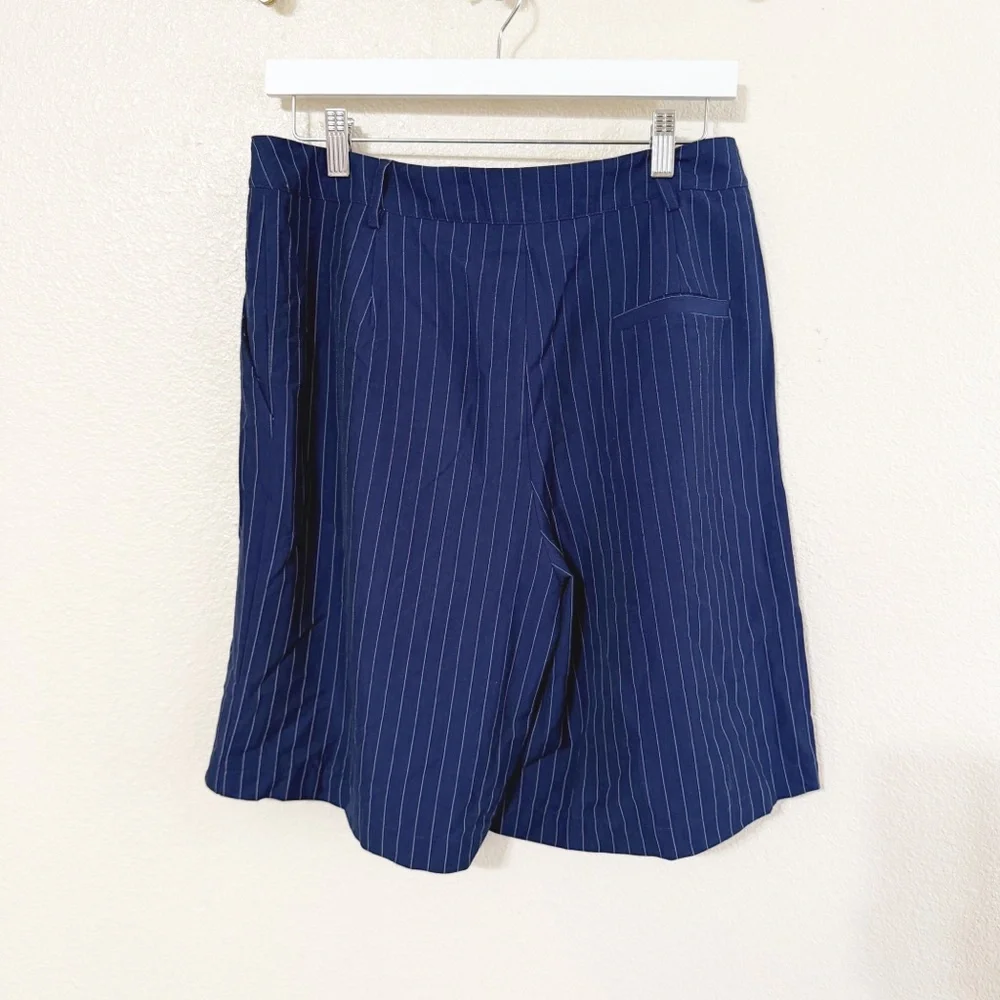 ASTR Tailored Pinstripe Bermuda Capri Woven Shorts in Navy Stripe Size Large